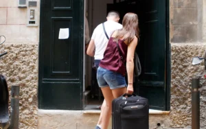 Puglia, nuova regolamentazione sugli affitti brevi: approvato il ddl contro l’overtourism