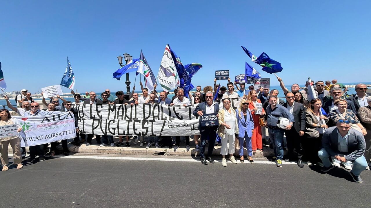 Sanità: flash mob del centrodestra contro l'aumento dell'Irpef in Puglia