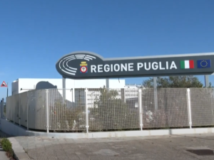 Sanità in Puglia: buco da 349 milioni, scontro tra centrosinistra e centrodestra sulle responsabilità.