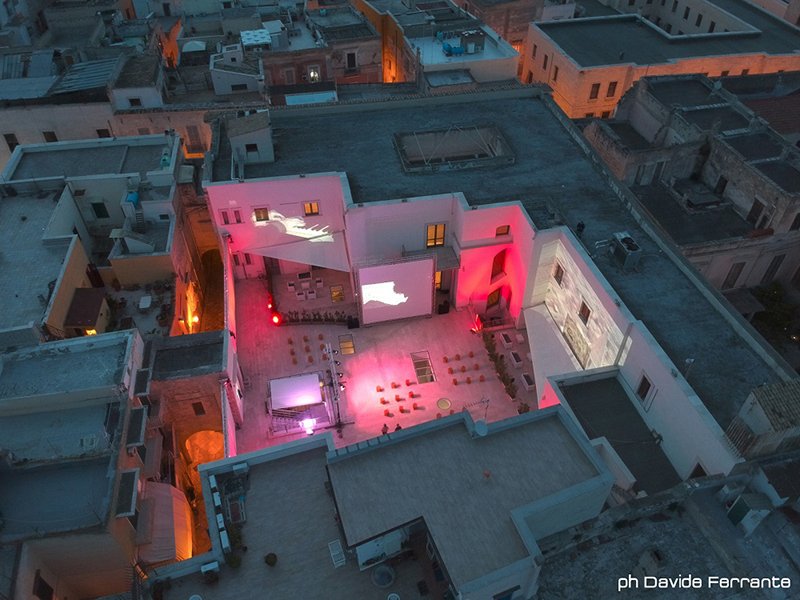 Sotto il cielo di Trani, l'arte incontra l'infinito: arrivano i "Percorsi Stellari" a Palazzo delle Arti Beltrani