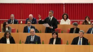 Sprechi da 350 milioni in Puglia: dai servizi sanitari ai dispositivi medicali e l'Irpef per i più ricchi a 100 euro al mese.