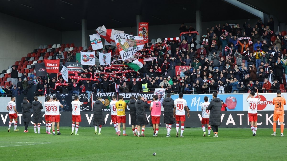 Südtirol-Bari: 600 tifosi pugliesi a Bolzano per la partita decisiva per la salvezza, con stadio blindato e sicurezza rafforzata.