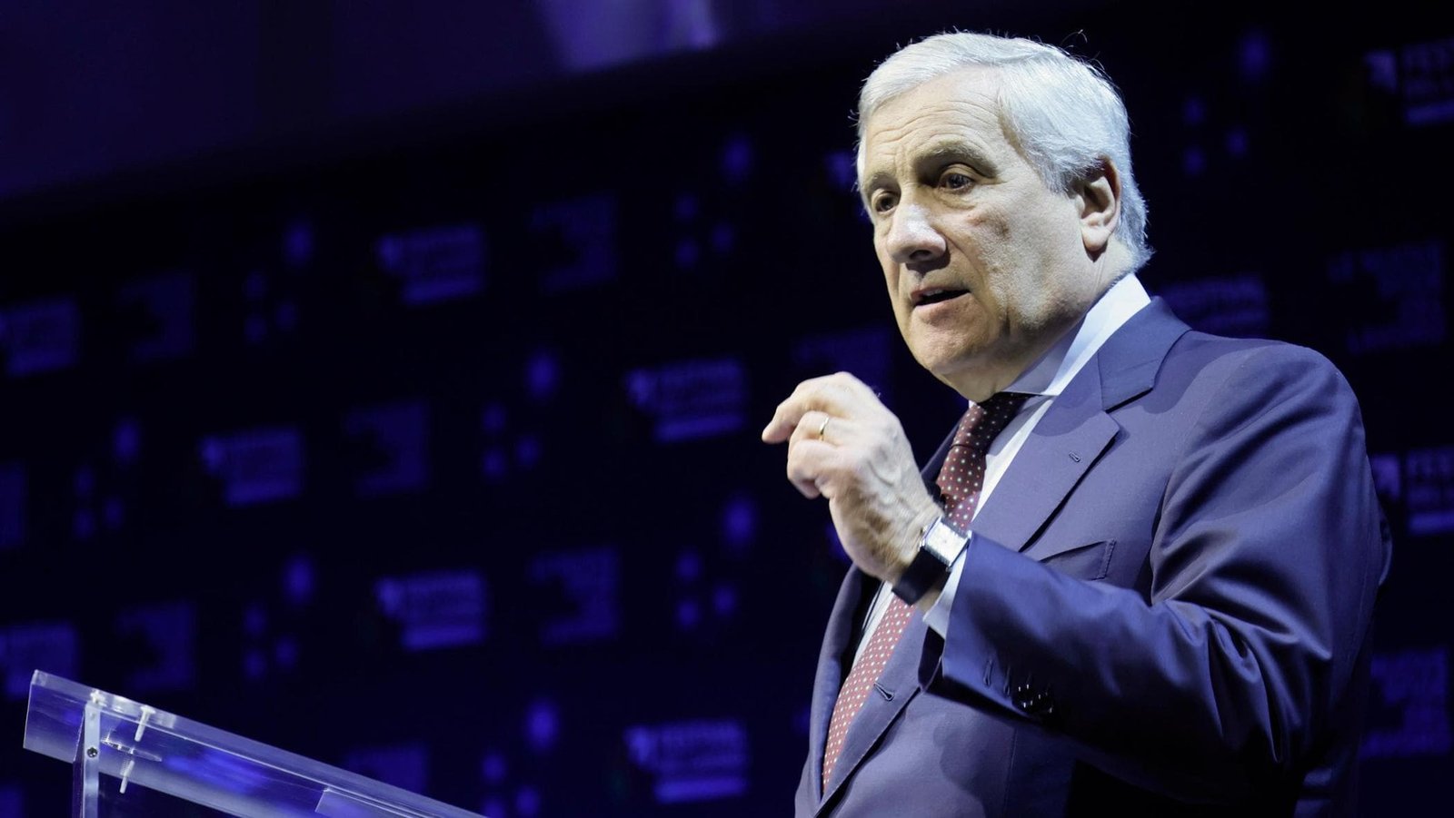 Tajani: “Più figli per ridurre il numero di migranti regolari”. Il Pd attacca