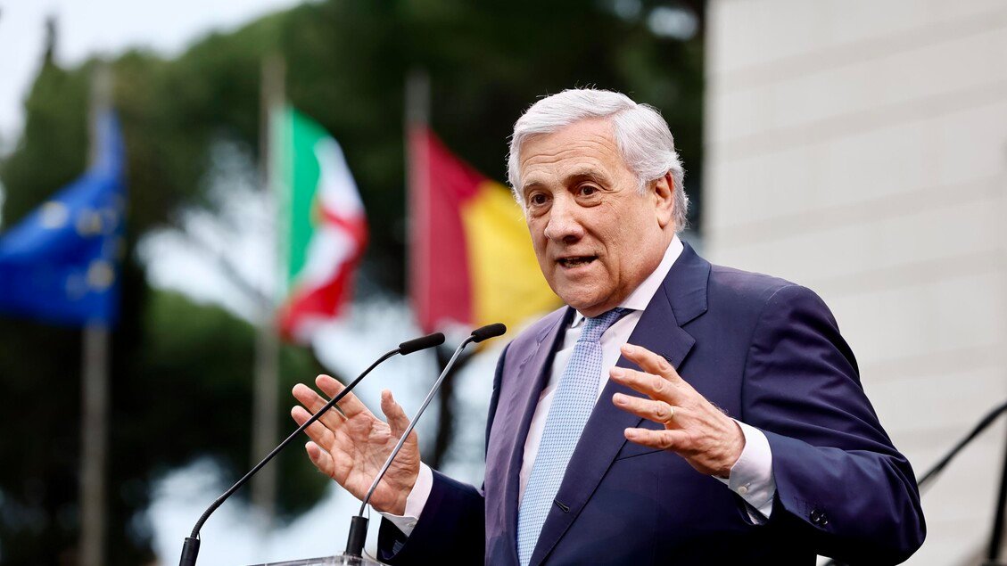 Tajani non esclude una manovra correttiva, ma il governo smentisce.