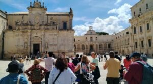 Lecce, la Curia interviene in piazza Duomo: «Stop agli eventi fuori contesto»
