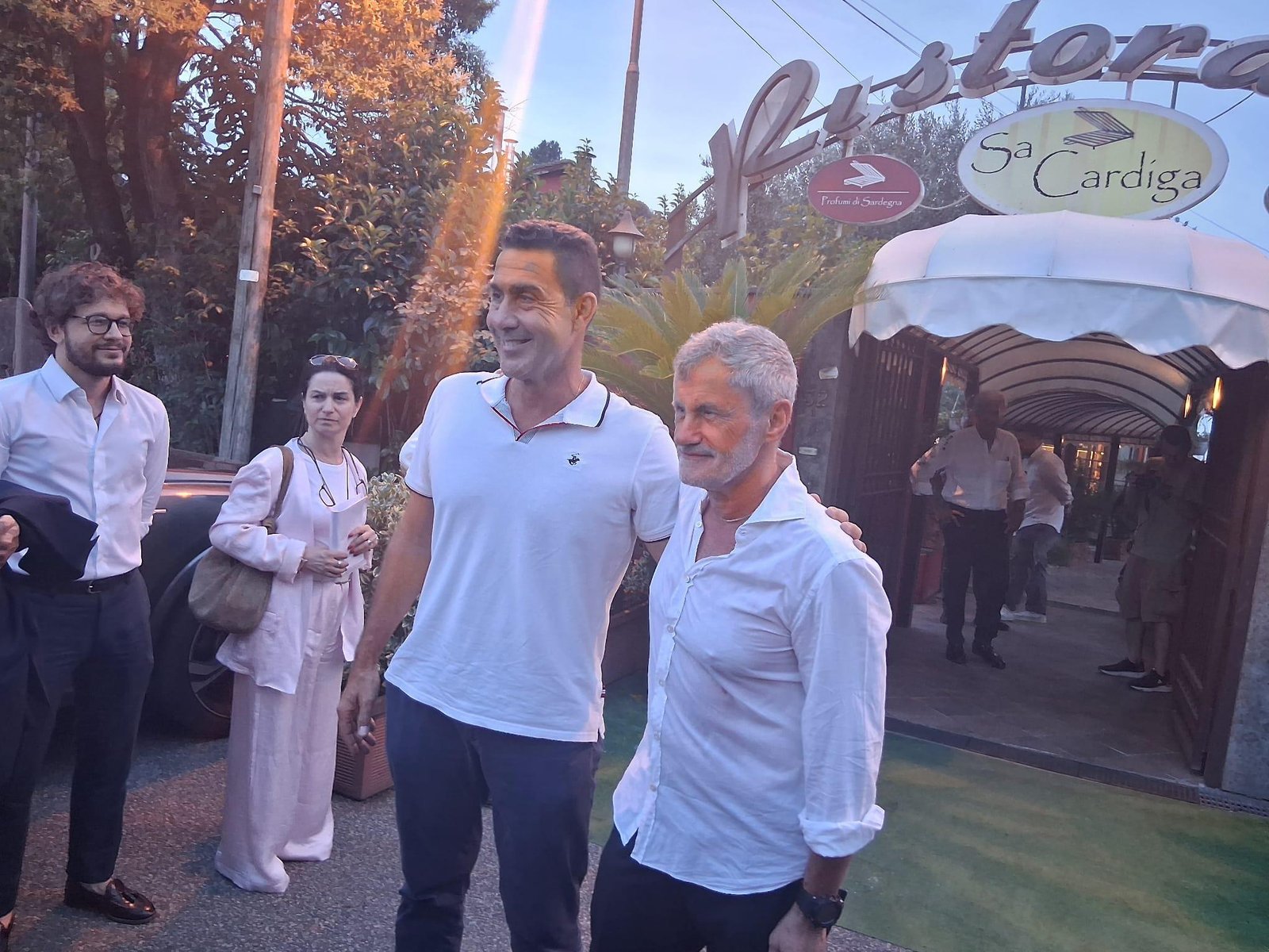 Alemanno libero, cena al ristorante sardo con Vannacci