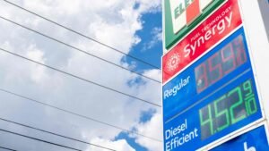 Benzina e gasolio in calo per l'undicesimo giorno: i consumatori segnalano un abbassamento dei prezzi, ma lento.