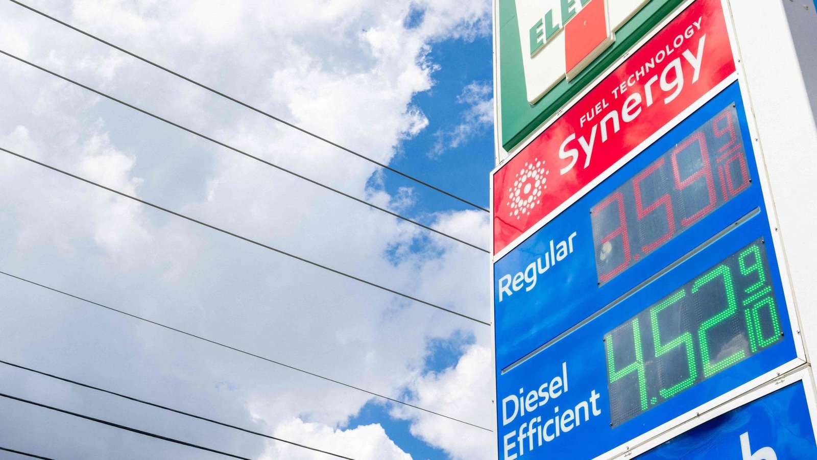 Benzina e gasolio in calo per l'undicesimo giorno: i consumatori segnalano un abbassamento dei prezzi, ma lento.