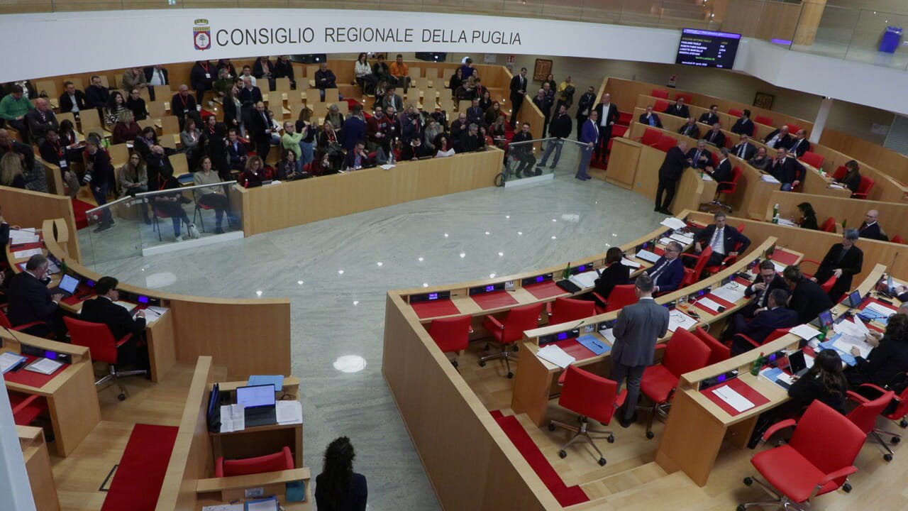Buco della sanità e aumento dell'Irpef: il centrodestra chiede una commissione d'indagine per fare chiarezza.