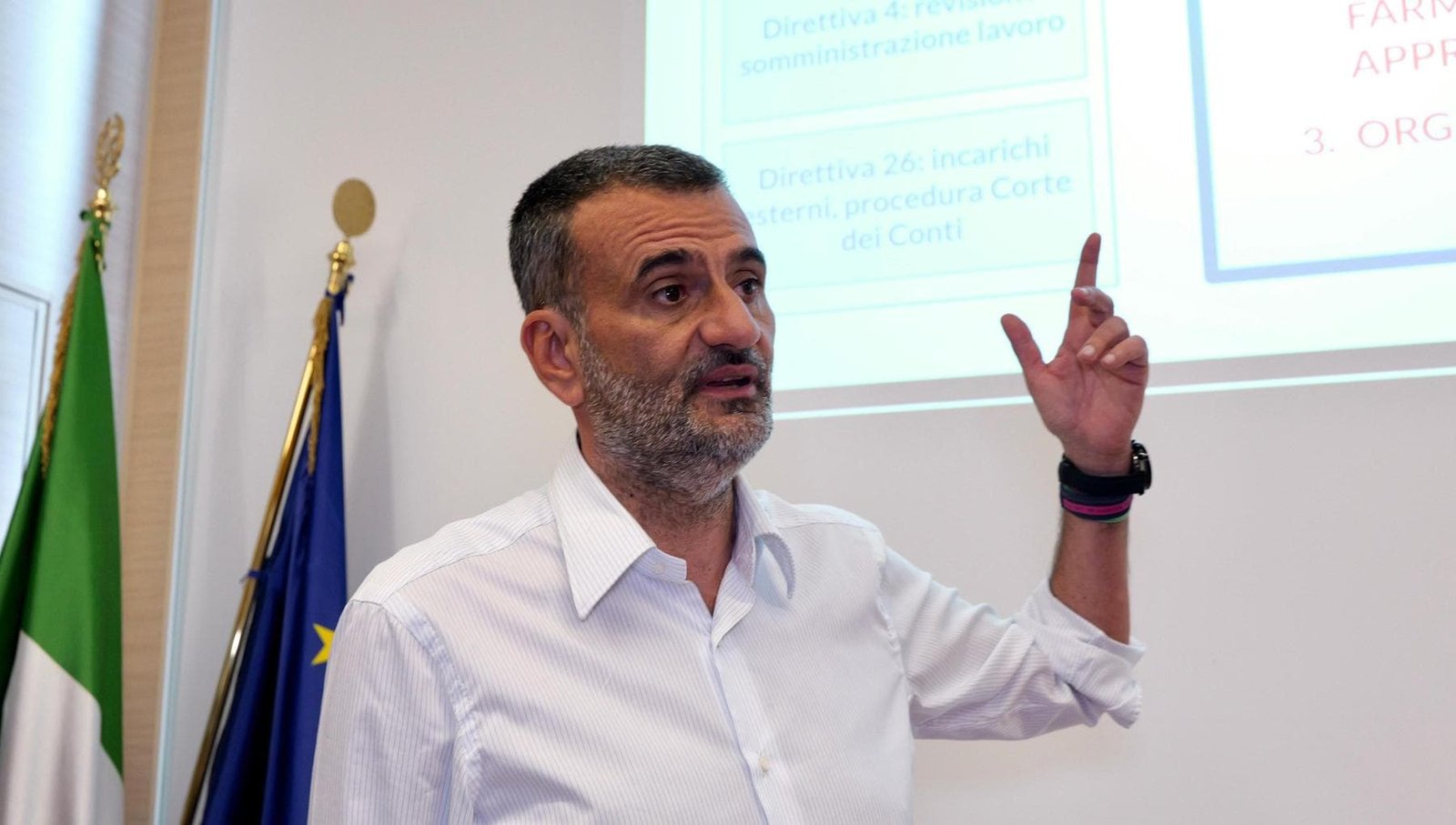 Buco nella sanità in Puglia: aumento dell'Irpef per redditi sopra i 15mila euro. Decaro: “Per il 70% massimo 4 euro”