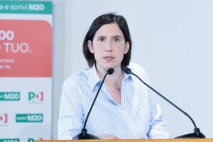 Elezioni amministrative: Schlein attacca Meloni con una battuta