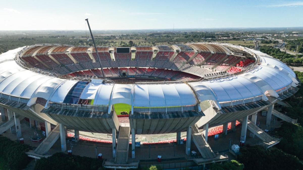 Il Bari tra concessione dello stadio e futuro: scontro tra il sindaco Leccese e De Laurentiis