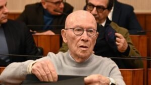 Natuzzi chiude tre stabilimenti in Puglia e Basilicata e avvia la produzione in Romania: la protesta dei sindacati