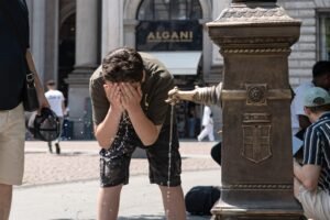 Ondata di caldo inarrestabile: 17 città in massima allerta, domani il picco