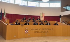 Puglia, proposta bipartisan per contrastare il trasformismo in Consiglio Regionale: “Stop a incarichi e indennità per chi cambia casacca”