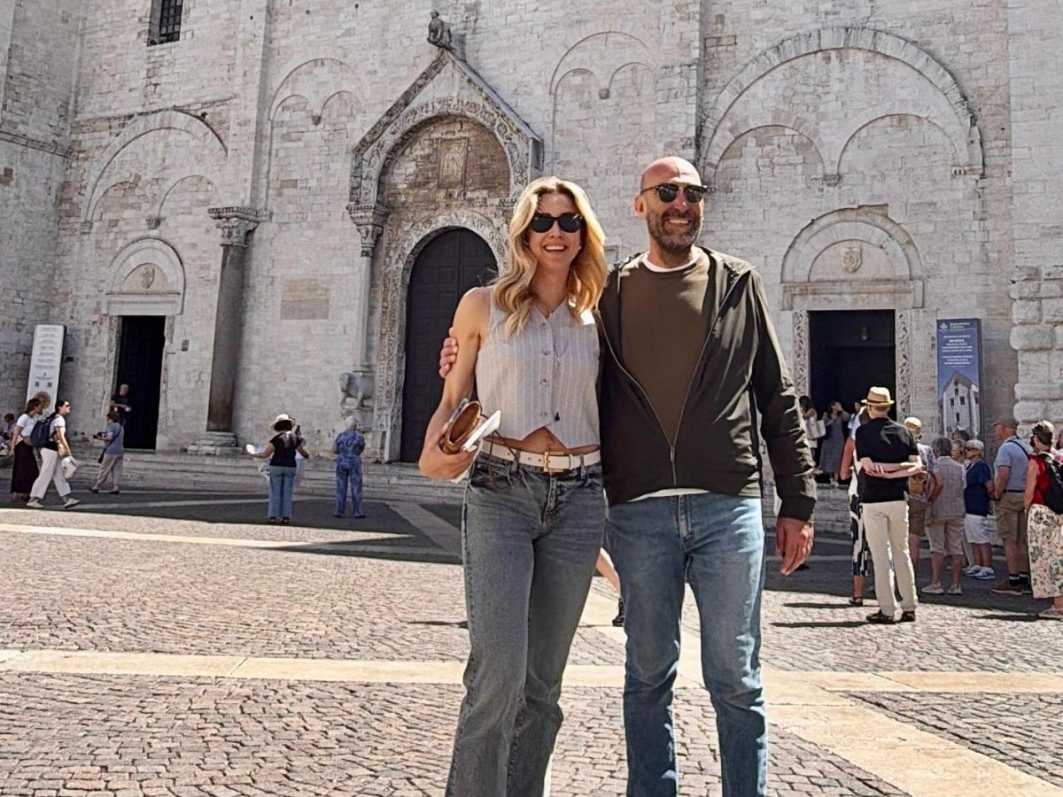 Silvia Salis in Puglia tra pasticciotti, pesce crudo e politica: il sindaco Leccese la incorona come possibile premier.