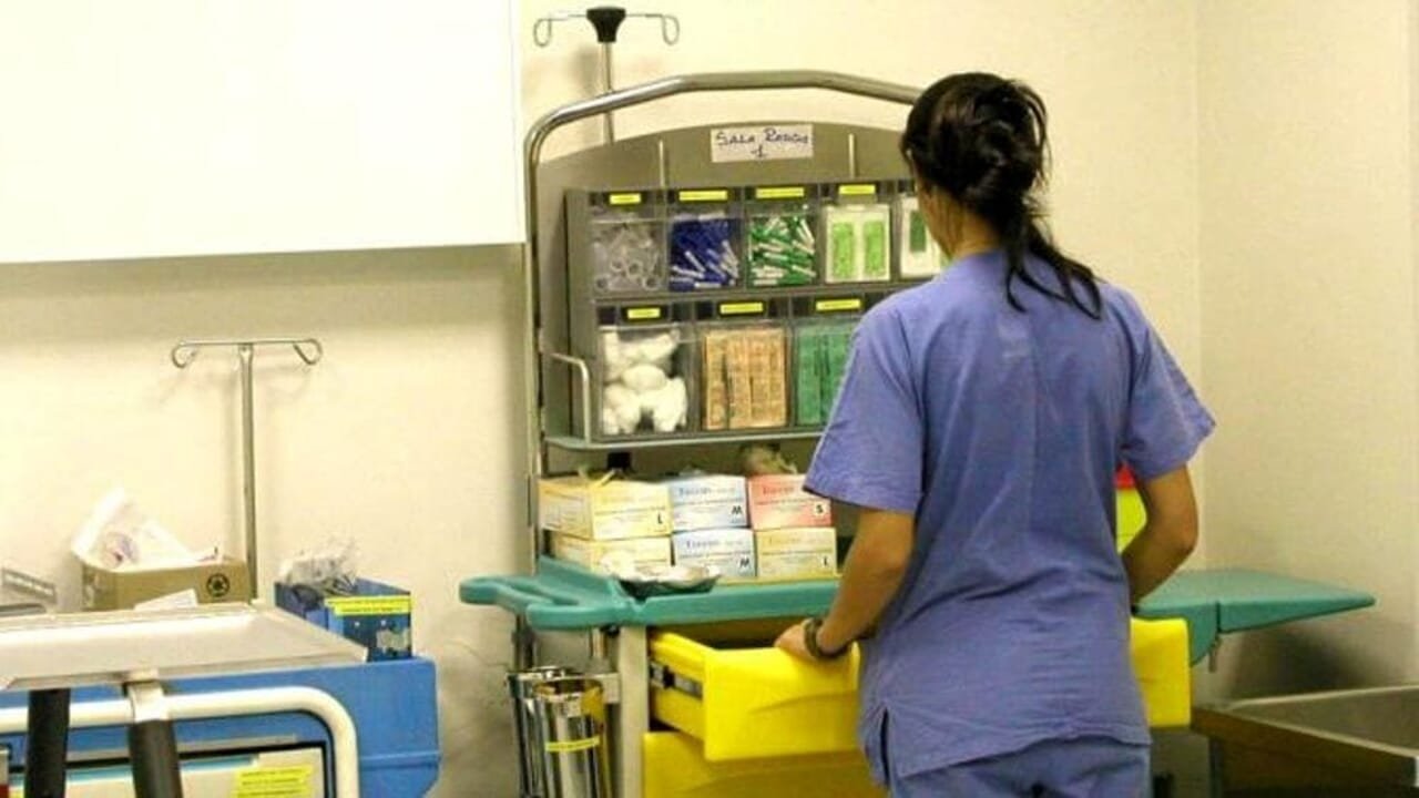 Stabilizzazione dei precari della sanità in stallo: "Inaccettabile lasciare i lavoratori in un limbo"