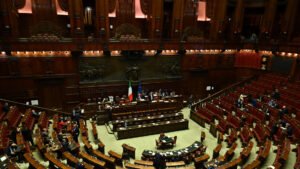 Via il richiamo a contratti equivalenti, ma è sempre scontro sul dl lavoro