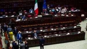 Via libera della Camera al piano casa, 165 sì. Scontro tra opposizioni e FnV: "Richiamate alle leggi razziali"