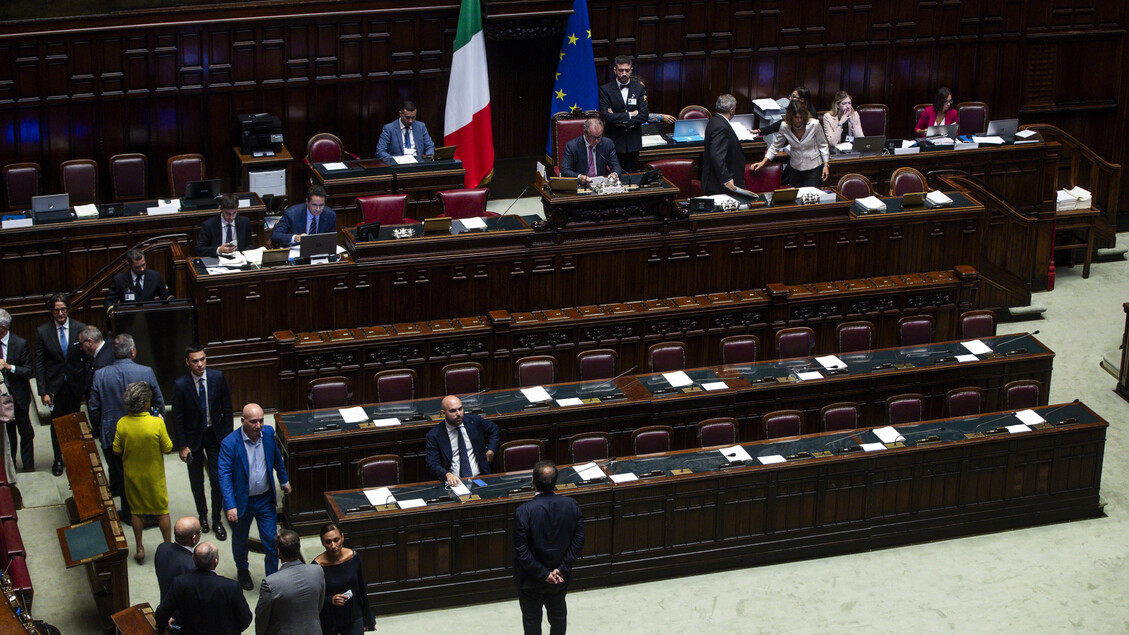 Via libera della Camera al piano casa, 165 sì. Scontro tra opposizioni e FnV: "Richiamate alle leggi razziali"