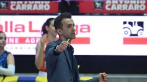 Volley, Daniele Santarelli confermato alla Prosecco Doc Imoco: decimo anno per il coach recordman di trofei con un legame indissolubile.