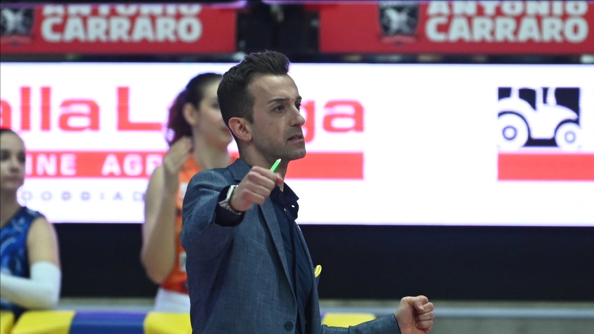Volley, Daniele Santarelli confermato alla Prosecco Doc Imoco: decimo anno per il coach recordman di trofei con un legame indissolubile.